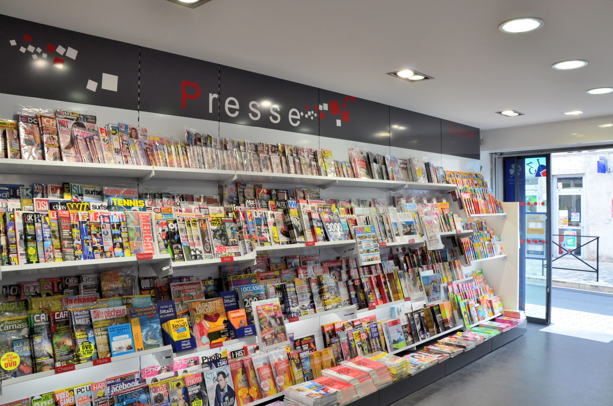 meble do salonów prasowych Vonart
