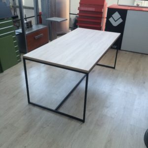 stoły ekspozycyjne, stół ekspozycyjny Vonart, meble sklepowe, wyposażenie sklepów